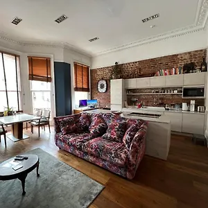 https://spacious-hove-sea-view-apartment.brighton-hotels-england.com